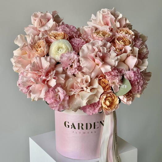 «Rome» box (size S) — ranunculus, eustoma, French rose, Juliet rose