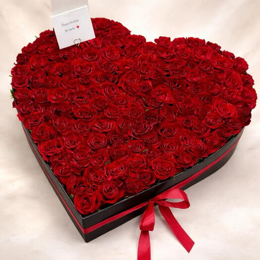 100 rosas de San Valentín en una caja con forma de corazón