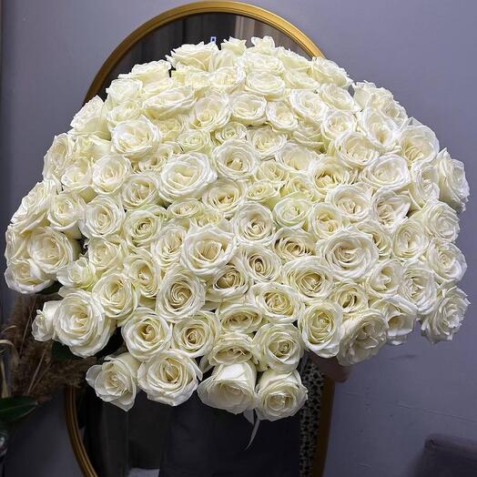 Bouquet of 101 white roses bloom