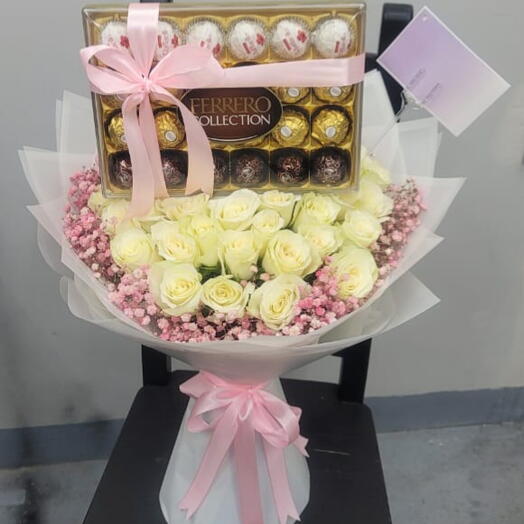 Подарок с цветами и шоколадом