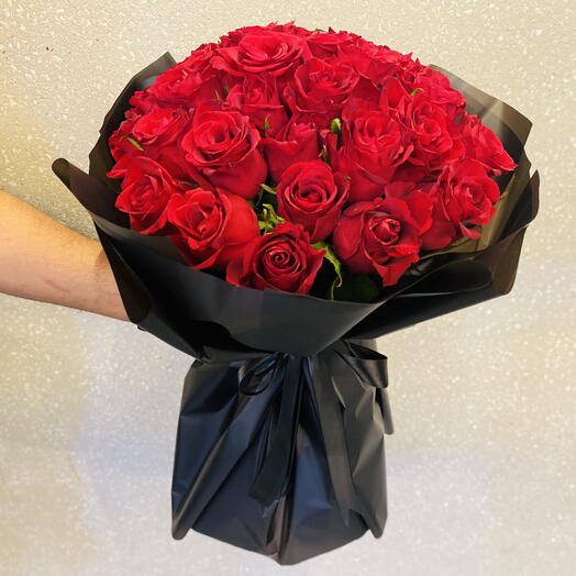 Bouquet EverRed des années 30 dans un élégant dos