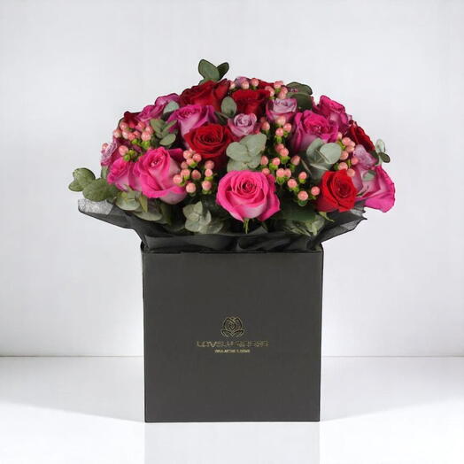 Букет свежих розовых роз в сумке