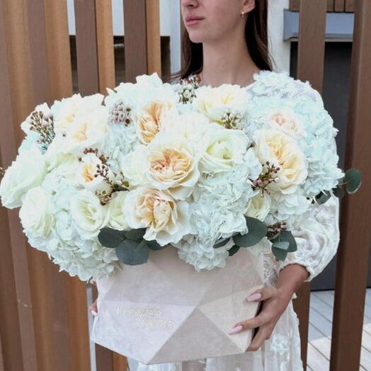 Персики и сливки: коробка среднего размера с гортензией и розами