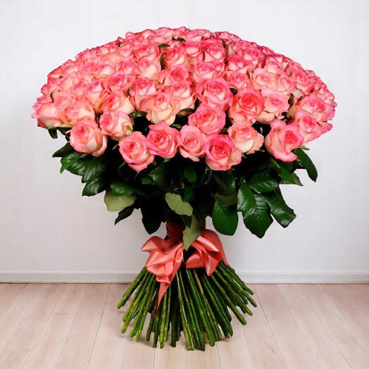 Букет из 101 розы Jumilia – роскошная композиция из розово-кремовых роз, собранных вручную и украшенных атласной лентой