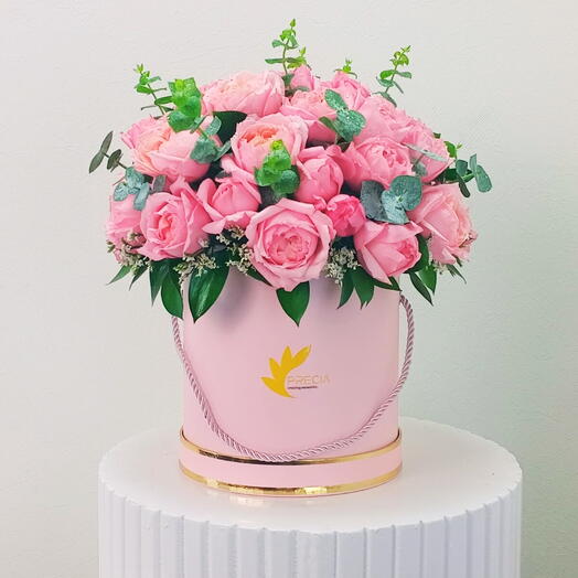 Roses pivoine dans une petite boîte