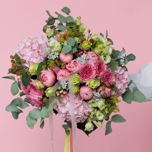 Лето: Большой букет садовых роз, пионов и эустомы