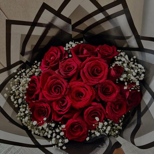 Премиальный букет из 20 красных роз с гипсофилой