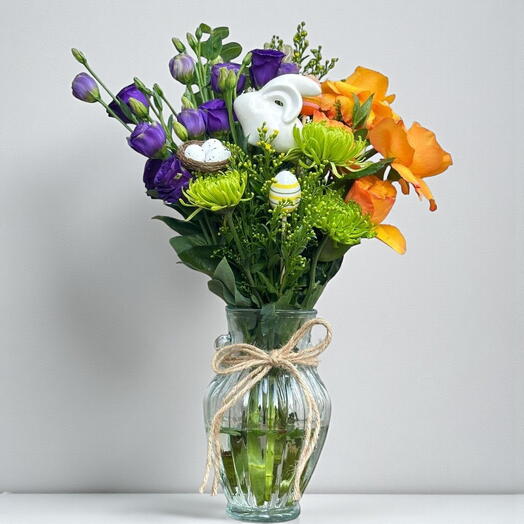 Jarrón de conejito de Pascua: rosas, lisianthus y crisantemos con nido de huevos.