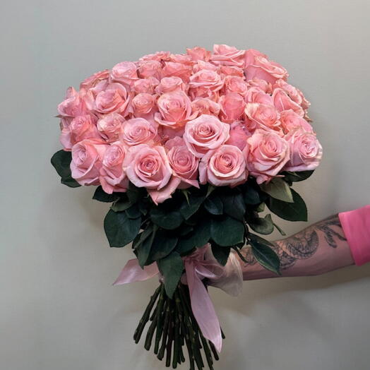 Роскошный букет из 51 розы розового цвета для мамы