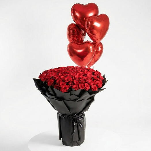 Букет из 101 красной розы в чёрной упаковке с гелиевыми шариками в форме сердца.