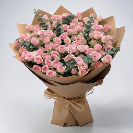Роскошный букет из розовых мини-роз с эвкалиптом