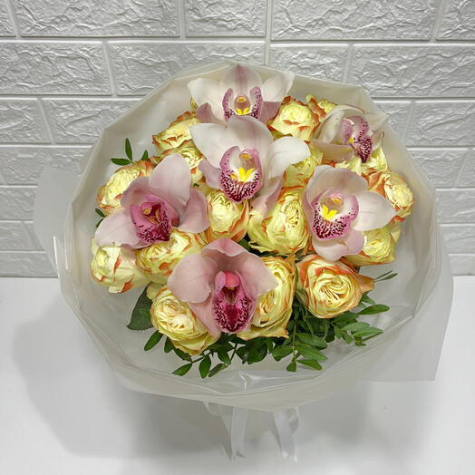 Персиковая садовая роза с орхидеей