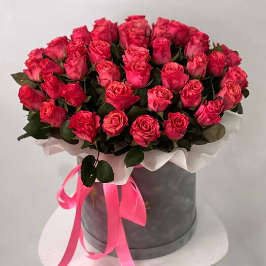 Темно-розовые розы в коробке