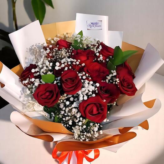 Букет красных роз с гипсофилой