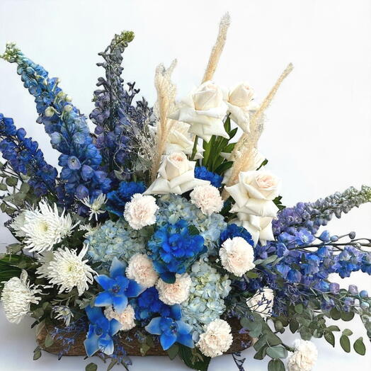 Чарующая лазурь: букет из дельфиниума, гортензии, розы и хризантемы