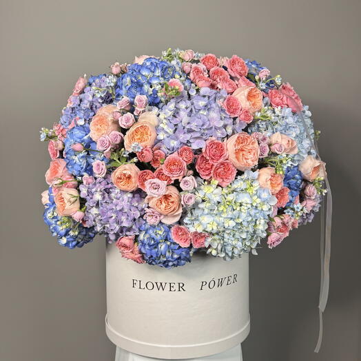 Royal Bloom: коробка WOW размера с гортензией и розами