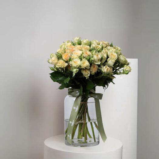 Ваза с кремовыми спрей-розами Baikal