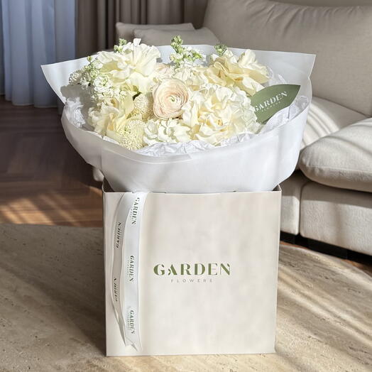«Santorini» bouquet (size S) — hydrangea, ranunculus, matthiola