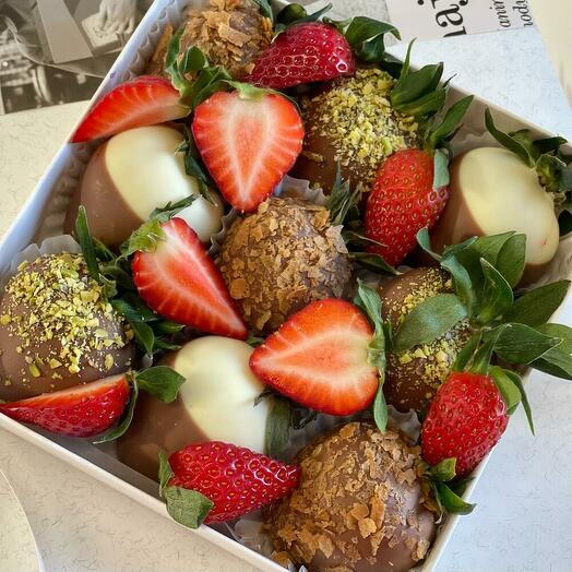 Strawberries in chocolate "Kaleidoscope" 9 pcs