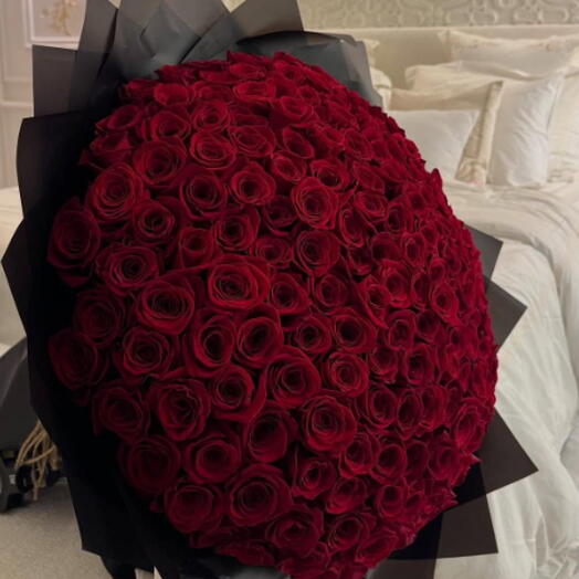Роскошный букет из 200 красных роз