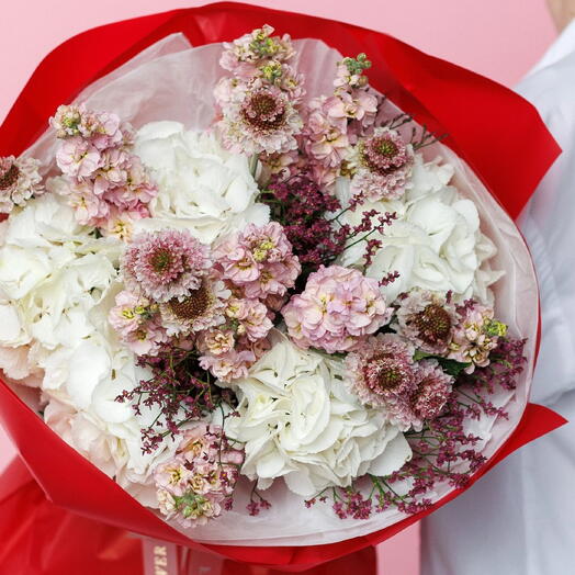 Сан-Себастьян: Большой букет белых гортензий, розовых маттиол и скабиоз