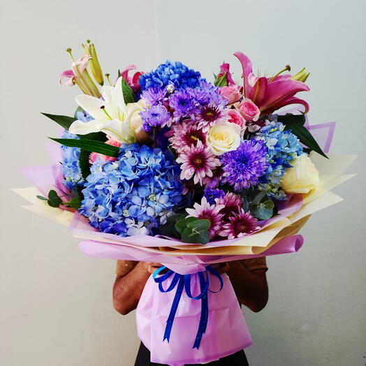 Цветы гортензии и лилии