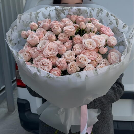 Бомбастический букет розовых садовых роз