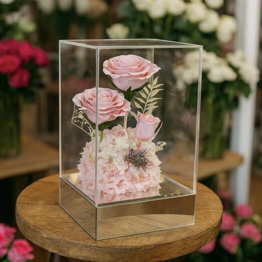 Розовая композиция в стеклянном куполе