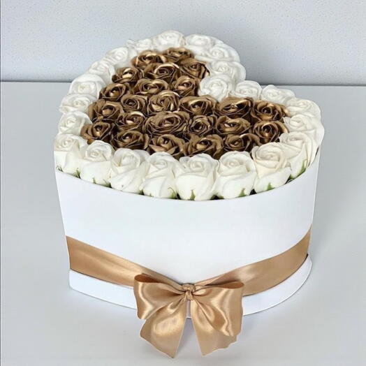 Corazón de caballero: caja corazón con 49 rosas de oro blanco