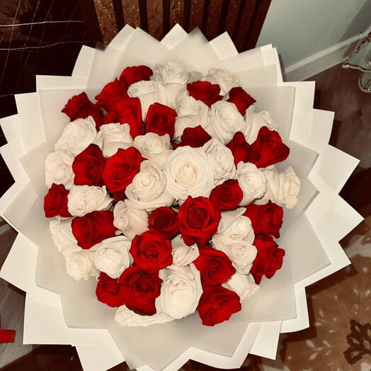Большой букет красных и белых роз