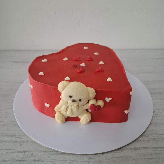 Heart cake with teddy bear 🧸