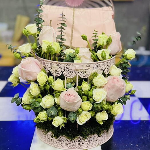 Подарочные композиции из розовых роз и белых мини-роз с мхом и эвкалиптом