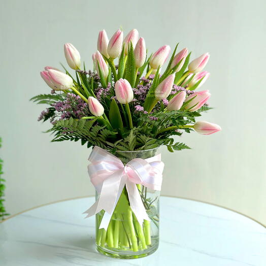 Розовые тюльпаны в стеклянной вазе – роскошная цветочная композиция