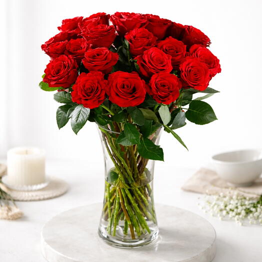 21 rosas carmesí en jarrón clásico