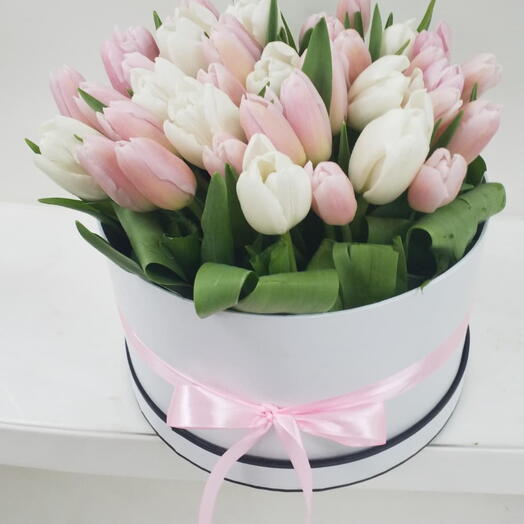 Коробка с розовыми и белыми тюльпанами