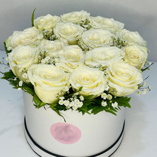 Нежность: коробка с 15 белыми розами и гипсофилой