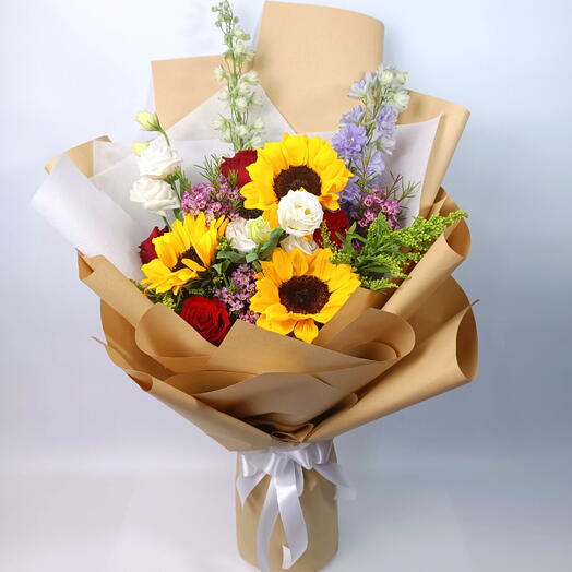 Букет смешанных цветов с подсолнухами