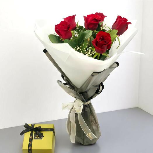Букет красных роз с коробкой шоколадных конфет