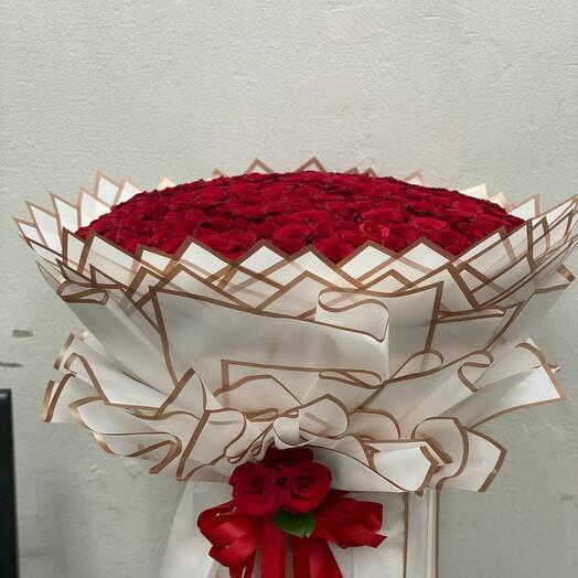 Red roses golden princess