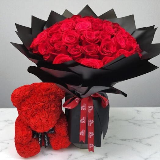 Букет из 50 премиальных красных роз и красный медвежонок из вспененного материала (40 см)