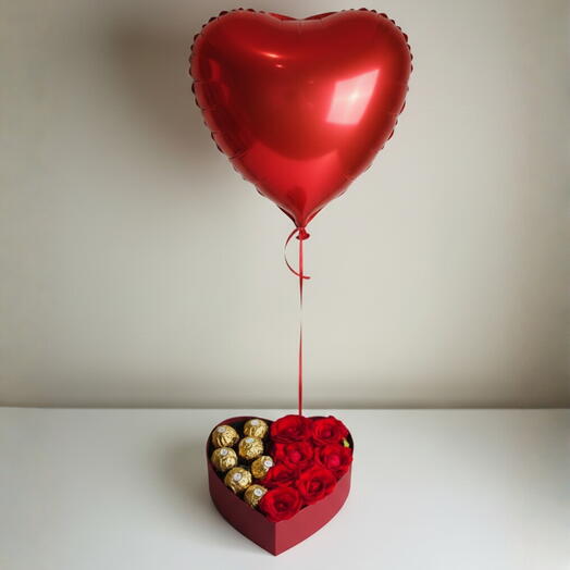 Caja de corazón con rosas   Chocolates con globo