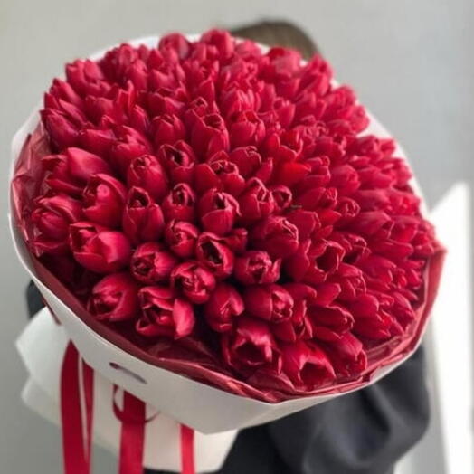 Роскошный букет из 99 красных тюльпанов на годовщину или день рождения