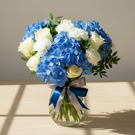 Композиция из роз и гортензий