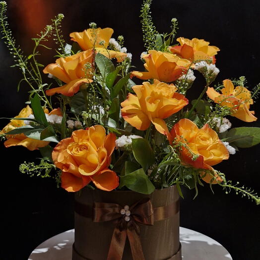 Цветы в коробке  цвет  оранжевый