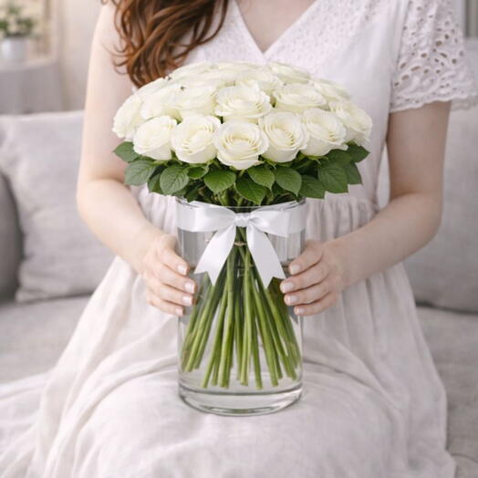 Ваза с белыми розами