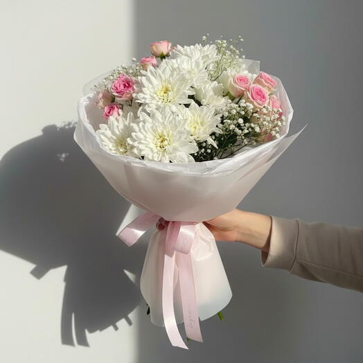 Свежие розовые и белые розы для женщин