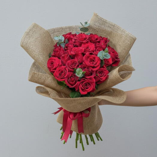 ️ Ramo de 21 rosas rojas – arreglo romántico clásico con envoltura de cáñamo | Entrega de flores de lujo en Dubái