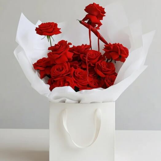 Подарочный пакет ко Дню святого Валентина с 25 классическими красными розами