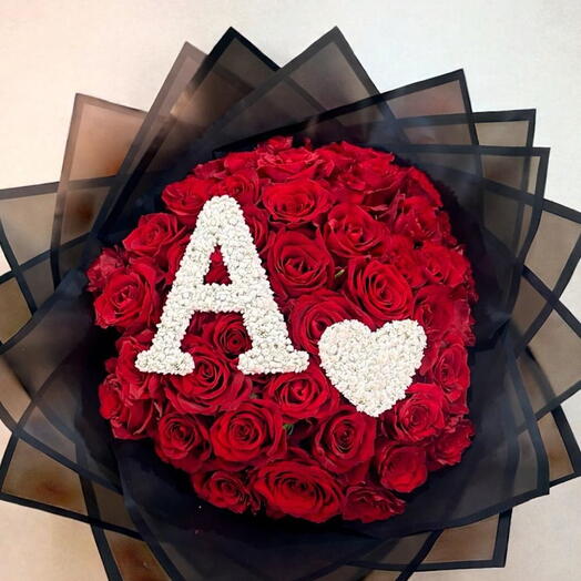 Ramo de 50 rosas rojas con la letra A