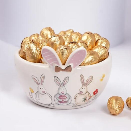 Œufs dorés de Pâques dans un bol